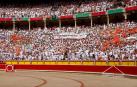 Pancartas con las frases 'Puta selección' y 'Puta España', rodeadas de ikurriñas, en el tendido de sol de la Plaza de Toros de Pamplona