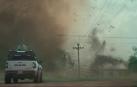 'Twisters' cuenta cómo la excazadora de tornados Kate Cooper vuelve a sus orígenes tras recibir la llamada de su amigo Javi, quien quiere probar un nuevo sistema de seguimiento y análisis de tornados