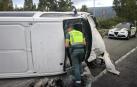 La furgoneta ha acabado volcado sobre la vía