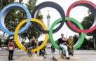 Varias personas se fotografían en los anillos olímpicos de la plaza de La Bastilla en París. La capital francesa acogerá sus terceros Juegos Olímpicos