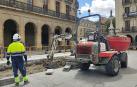 Operarios realizan una obra en la Plaza del Castillo