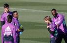 Los jugadores del Real Madrid Vinicius Jr (2i), Thibaut Courtois (i), Luka Modric (2d) y Camavinga (i) y Antonio Rüdiger (d) durante el entrenamiento