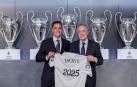 El presidente del Real Madrid Florentino Pérez junto al jugador Lucas Vázquez tras hacer oficial la renovación de Vázquez hasta el 30 de junio de 2025