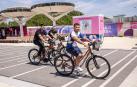 Miembros de una delegación pasean en bici por la Villa Olímpica de París