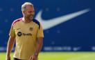 El entrenador alemán del FC Barcelona Hansi Flick, durante la sesión matinal de entrenamiento