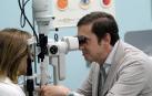 El doctor Luis Fernández-Vega, del Instituto Oftalmológico Fernández-Vega