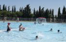 Bañistas en la piscina exterior de Tafalla en la que se acometerán mejoras.