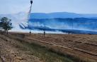Fotos de las labores de extinción del incendio de un campo de cereal en Orkoien. /