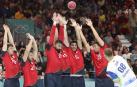 Los jugadores de la selección española tratan de bloquear el tiro del esloveno Vlah