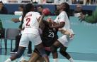 La jugadora española Paula Arcos en acción ante la defensa de las jugadoras de Angola, Vilma y Juliana Machado este domingo, durante el partido de ronda preliminar del Grupo B de Balonmano Femenino