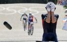 Tom Pidcock se tapa el rostro al cruzar la meta en la prueba de ciclismo de montaña de los Juegos Olímpicos de París
