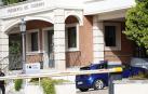 Entrada del vehículo que traslada al juez Juan Carlos Peinado a La Moncloa para tomar declaración al presidente del Gobierno
