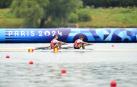 Los españoles Aleix García i Pujolar y Rodrigo Conde Romero compiten en su serie de la competición de scull doble masculino de los Juegos Olímpicos de París 2024