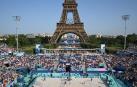 La competición de voley playa se disputa en unas instalaciones instaladas a los pies de la torre Eiffel
