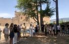 Encuentro de vecinos de Javier en las proximidades del castillo para evocar el traslado de su pueblo a una nueva ubicación en 1964