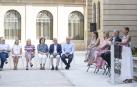 Desde la izquierda: los consejeros, Ayerdi, López, Fanlo, Maeztu, Chivite y Jimeno; los vicepresidentes Alfaro, Ollo y Taberna; y la presidenta Chivite en el atril