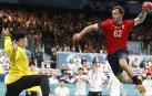 Kauldi Odriozola intenta batir ante el portero japonés Daisuke Okamoto