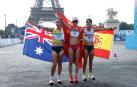 La china Jiayu Yang (C) posa junto a la segunda clasificada, la española María Pérez (d), y a la neozelandesa Jemima Montag (i), tercera, tras cruza la línea de meta