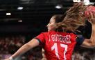 Jennifer Gutiérrez lanza a portería en el partido de España contra Hungría