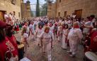 La alcaldesa, Marta Ruiz de Alda, accede a la basílica del Puy entre el pasillo de sus compañeros