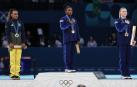 La estadounidense Simone Biles (c), medalla de oro; la brasileña Rebeca Andrade (i), medalla de plata y la estadounidense Jade Carey, bronce, en el podio con las medallas conseguidas tras la final femenina de salto de potro durante los Juegos Olímpicos de París 2024 , en el Bercy Arena de la capital francesa
