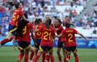 La defensora de España Irene Paredes celebra su gol con su compañeras de equipo durante el partido de cuartos de final de fútbol femenino de los Juegos Olímpicos de París 2024, disputado en el Estadio de Lyon