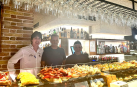 Asier (izq), uno de los camareros, Jóse el encargado y Luis Miguel(der) uno de los cocineros del Zanpa