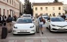 Dos taxis en la estación de tren de Pamplona, un Tesla Model 3 a la izquierda y un Toyota Auris a la derecha