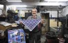 Félix de Miguel posa con un pañuelo y el cartel de fiestas