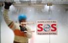 Un patinador junto a uno de los carteles alertando del cierre