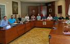 Representantes municipales, de las federaciones, el club de hielo, el gobierno y trabajores de la pista