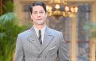 El actor Luis Fernández posa en uno de los escenarios de la serie 'La favorita 1922'