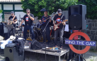 El grupo protagonistas es la banda pamplonesa de rock Mind the gap