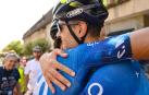 Jon Barrenetxea se abraza con Javier Romo tras ganar en Getxo.