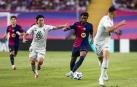 Alejandro Balde del FC Barcelopna compite por la pelota durante el trofeo Joan Gamper