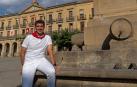 Xabier Alcuaz, alcalde de Tafalla, en la fuente de la plaza de Navarra, que hoy se llenará para el cohete