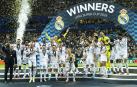 Los jugadores del Real Madrid reciben el trofeo de la Supercopa de Europa tras derrotar 2.0 al Atalanta