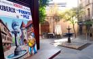 EN LA PLAZA SAN JAIME DE TUDELA Imagen de la portada ‘Riberix y la Fuente del Pez’ que apareció ayer en la plaza San Jaime de Tudela, con la actual fuente al fondo. En la esquina superior derecha, el código QR para acceder a la ficha informativa en la que se explica la historia de la citada fuente