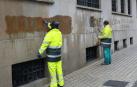 Limpieza de pintadas en una calle de Pamplona