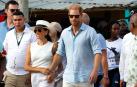 Los duques de Sussex, el príncipe Harry (c) y Meghan (i), recorren las calles durante una visita a San Basilio de Palenque (Colombia)