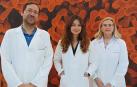 El Dr. Pedro González Muniesa y la Dra. María Jesús Moreno Aliaga, investigadores principales del proyecto “KRONODIABET”, y Ana Velasco (en el centro), doctoranda beneficiaria del programa FPU.