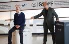 El director Fernando Trueba (i) y el actor Javier Cámara posan en San Sebastián