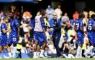 El técnico del Chelsea, Enzo Maresca, junto a sus jugadores tras finalizar el choque de Premier contra el Manchester City