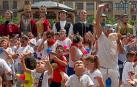 Lanzamiento de balones y botarrinas desde el balcón del Ayuntamiento de Tafalla durante las fiestas patronales