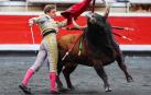 El diestro Borja Jiménez de un pase durante una corrida en la plaza de toros de Bilbao, este martes