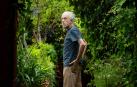 Fernando Trueba fotografiado en el jardín de su casa madrileña