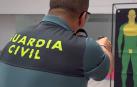 Un agente de la Guardia Civil con una pistola eléctrica incapacitante