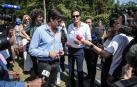 Anthony y Alain-Fabien, hijos de Alain Delon, atienden a la prensa tras el entierro de su padre