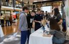 Jóvenes riberos en una feria de empleo desarrollada este año