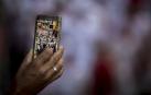 Una persona capta un instante de un encierro de Sanfermines a través de un teléfono móvil